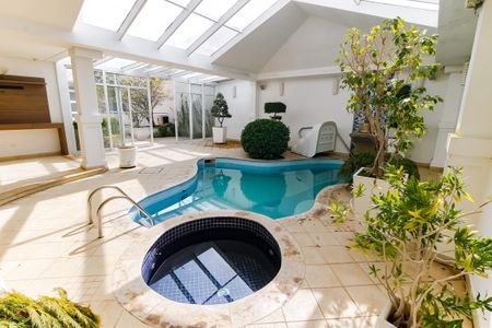 Casa de condomínio à venda com 1100m², 5 quartos e 4 vagas Casa de condomínio à venda com 1100m², 5 quartos e 4 vagasÁrea piscina