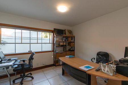 Casa de condomínio à venda com 447m², 4 quartos e 5 vagas Casa de condomínio à venda com 447m², 4 quartos e 5 vagasEscritório