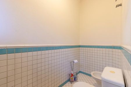 Casa de condomínio à venda com 447m², 4 quartos e 5 vagas Casa de condomínio à venda com 447m², 4 quartos e 5 vagasBanheiro da suíte 1