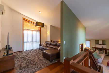 Casa de condomínio à venda com 447m², 4 quartos e 5 vagas Casa de condomínio à venda com 447m², 4 quartos e 5 vagasSala de TV