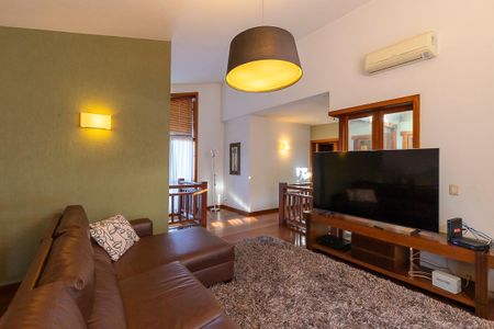 Casa de condomínio à venda com 447m², 4 quartos e 5 vagas Casa de condomínio à venda com 447m², 4 quartos e 5 vagasSala de TV