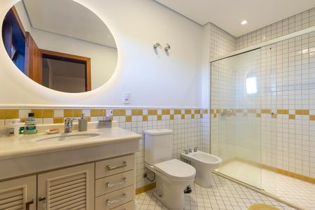Casa de condomínio à venda com 447m², 4 quartos e 5 vagas Casa de condomínio à venda com 447m², 4 quartos e 5 vagasBanheiro da suíte 2