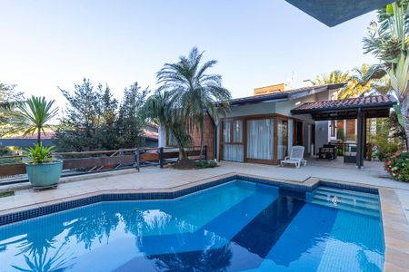 Casa de condomínio à venda com 447m², 4 quartos e 5 vagas Casa de condomínio à venda com 447m², 4 quartos e 5 vagasQuintal com piscina