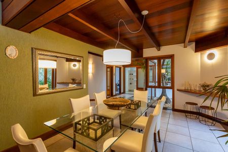 Casa de condomínio à venda com 447m², 4 quartos e 5 vagas Casa de condomínio à venda com 447m², 4 quartos e 5 vagasSala de jantar