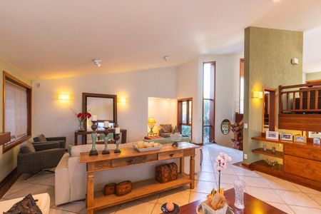 Casa de condomínio à venda com 447m², 4 quartos e 5 vagas Casa de condomínio à venda com 447m², 4 quartos e 5 vagasSala de Estar