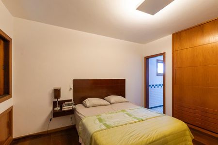 Casa de condomínio à venda com 447m², 4 quartos e 5 vagas Casa de condomínio à venda com 447m², 4 quartos e 5 vagasQuarto da suíte 3