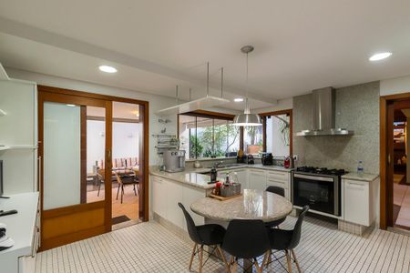 Casa de condomínio à venda com 447m², 4 quartos e 5 vagas Casa de condomínio à venda com 447m², 4 quartos e 5 vagasCozinha