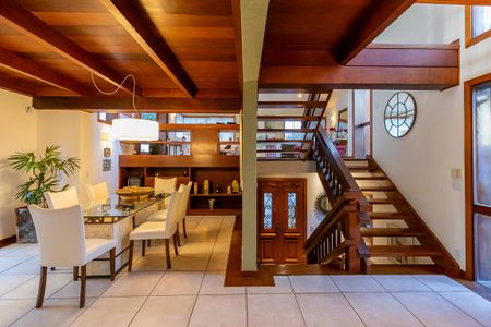 Casa de condomínio à venda com 447m², 4 quartos e 5 vagas Casa de condomínio à venda com 447m², 4 quartos e 5 vagasSala de jantar