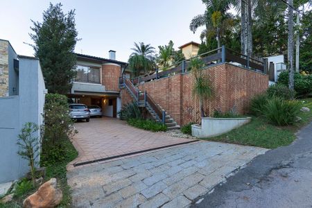 Casa de condomínio à venda com 447m², 4 quartos e 5 vagas Casa de condomínio à venda com 447m², 4 quartos e 5 vagasFachada