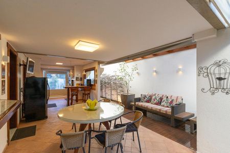 Casa de condomínio à venda com 447m², 4 quartos e 5 vagas Casa de condomínio à venda com 447m², 4 quartos e 5 vagasEspaço gourmet