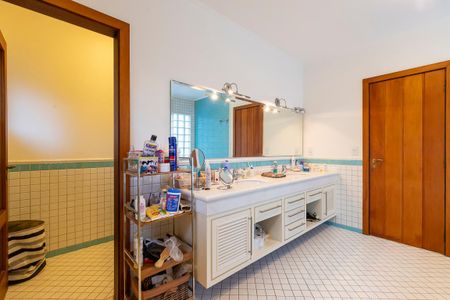 Casa de condomínio à venda com 447m², 4 quartos e 5 vagas Casa de condomínio à venda com 447m², 4 quartos e 5 vagasBanheiro da suíte 1