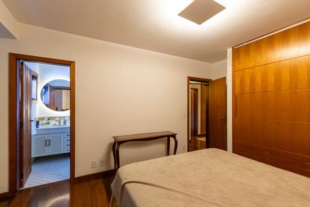 Casa de condomínio à venda com 447m², 4 quartos e 5 vagas Casa de condomínio à venda com 447m², 4 quartos e 5 vagasSuíte 2