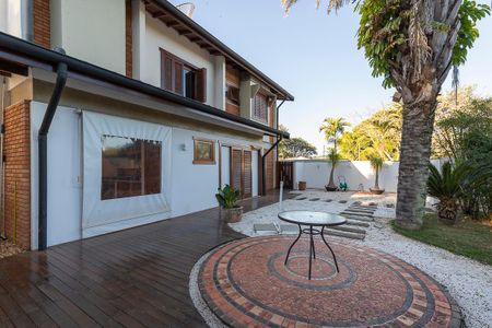 Casa de condomínio à venda com 447m², 4 quartos e 5 vagas Casa de condomínio à venda com 447m², 4 quartos e 5 vagasJardim do espaço gourmet