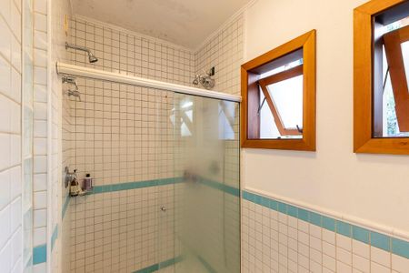 Casa de condomínio à venda com 447m², 4 quartos e 5 vagas Casa de condomínio à venda com 447m², 4 quartos e 5 vagasBanheiro da suíte 1