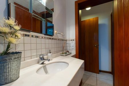 Casa de condomínio à venda com 447m², 4 quartos e 5 vagas Casa de condomínio à venda com 447m², 4 quartos e 5 vagasBanheiro da suíte 4