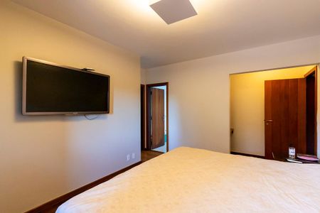 Casa de condomínio à venda com 447m², 4 quartos e 5 vagas Casa de condomínio à venda com 447m², 4 quartos e 5 vagasSuíte 1