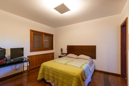 Casa de condomínio à venda com 447m², 4 quartos e 5 vagas Casa de condomínio à venda com 447m², 4 quartos e 5 vagasQuarto da suíte 3
