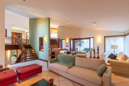 Casa de condomínio à venda com 447m², 4 quartos e 5 vagas Casa de condomínio à venda com 447m², 4 quartos e 5 vagasSala de Estar