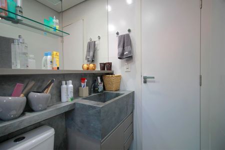 Apartamento à venda com 96m², 2 quartos e 2 vagasBanheiro da Suíte 1