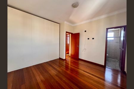 Apartamento à venda com 205m², 4 quartos e 2 vagas Apartamento à venda com 205m², 4 quartos e 2 vagasSuite