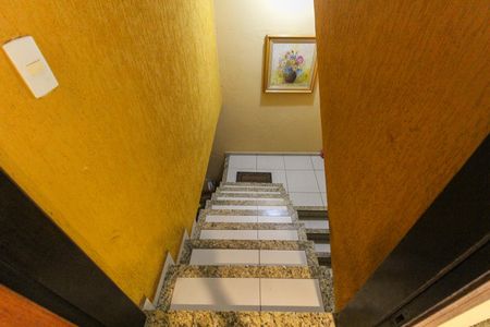 Casa para alugar com 260m², 4 quartos e 3 vagas Casa para alugar com 260m², 4 quartos e 3 vagasEscada - Garagem