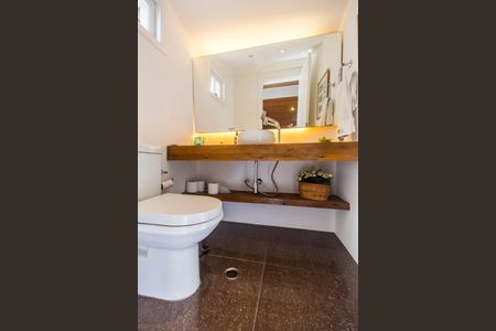 Casa de condomínio à venda com 350m², 4 quartos e 4 vagas Casa de condomínio à venda com 350m², 4 quartos e 4 vagasLavabo