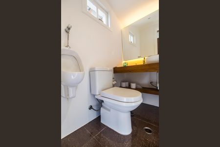 Casa de condomínio à venda com 350m², 4 quartos e 4 vagas Casa de condomínio à venda com 350m², 4 quartos e 4 vagasLavabo