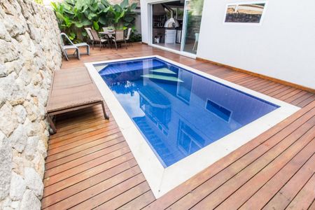 Casa de condomínio à venda com 350m², 4 quartos e 4 vagas Casa de condomínio à venda com 350m², 4 quartos e 4 vagasPiscina