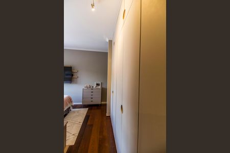 Casa de condomínio à venda com 350m², 4 quartos e 4 vagas Casa de condomínio à venda com 350m², 4 quartos e 4 vagasCloset da suíte