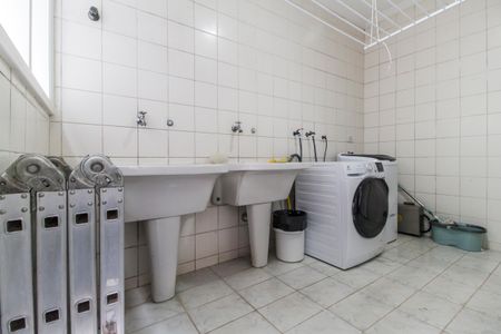 Casa de condomínio à venda com 350m², 4 quartos e 4 vagas Casa de condomínio à venda com 350m², 4 quartos e 4 vagasÁrea de Serviço