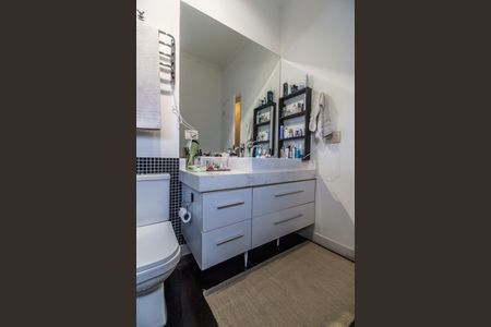 Casa de condomínio à venda com 350m², 4 quartos e 4 vagas Casa de condomínio à venda com 350m², 4 quartos e 4 vagasBanheiro da Suíte