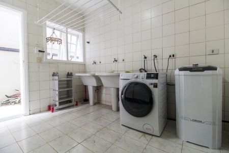 Casa de condomínio à venda com 350m², 4 quartos e 4 vagas Casa de condomínio à venda com 350m², 4 quartos e 4 vagasÁrea de Serviço