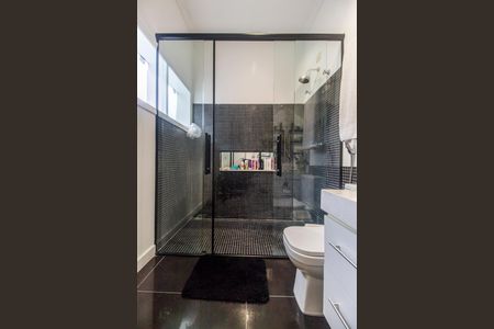 Casa de condomínio à venda com 350m², 4 quartos e 4 vagas Casa de condomínio à venda com 350m², 4 quartos e 4 vagasBanheiro da Suíte