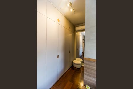 Casa de condomínio à venda com 350m², 4 quartos e 4 vagas Casa de condomínio à venda com 350m², 4 quartos e 4 vagasCloset da suíte