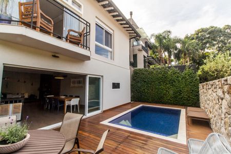 Casa de condomínio à venda com 350m², 4 quartos e 4 vagas Casa de condomínio à venda com 350m², 4 quartos e 4 vagasPiscina