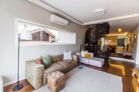 Casa de condomínio à venda com 350m², 4 quartos e 4 vagas Casa de condomínio à venda com 350m², 4 quartos e 4 vagasSala de TV