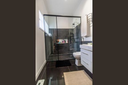 Casa de condomínio à venda com 350m², 4 quartos e 4 vagas Casa de condomínio à venda com 350m², 4 quartos e 4 vagasBanheiro da Suíte