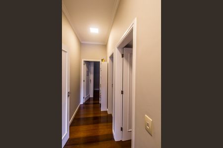 Casa de condomínio à venda com 350m², 4 quartos e 4 vagas Casa de condomínio à venda com 350m², 4 quartos e 4 vagasCorredor