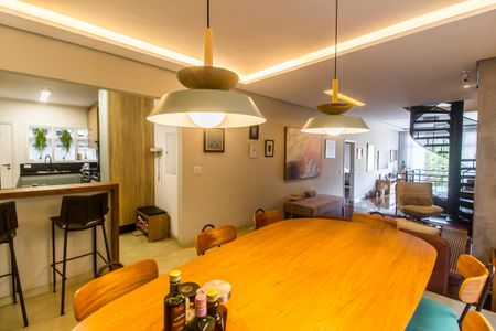 Casa de condomínio à venda com 350m², 4 quartos e 4 vagas Casa de condomínio à venda com 350m², 4 quartos e 4 vagasSala de Jantar