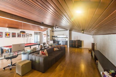 Casa de condomínio à venda com 350m², 4 quartos e 4 vagas Casa de condomínio à venda com 350m², 4 quartos e 4 vagasEscritório