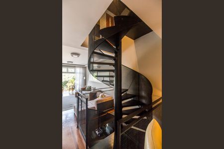 Casa de condomínio à venda com 350m², 4 quartos e 4 vagas Casa de condomínio à venda com 350m², 4 quartos e 4 vagasEscada