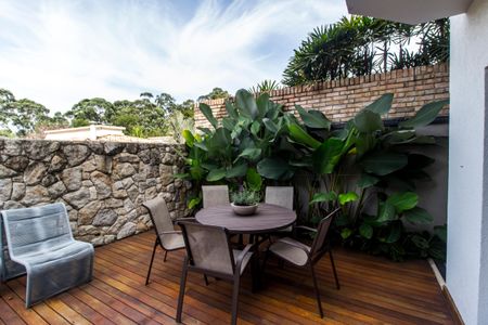 Casa de condomínio à venda com 350m², 4 quartos e 4 vagas Casa de condomínio à venda com 350m², 4 quartos e 4 vagasPiscina