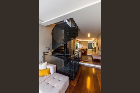 Casa de condomínio à venda com 350m², 4 quartos e 4 vagas Casa de condomínio à venda com 350m², 4 quartos e 4 vagasSala de TV