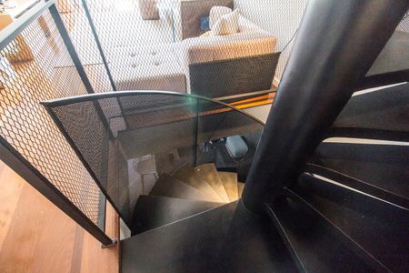 Casa de condomínio à venda com 350m², 4 quartos e 4 vagas Casa de condomínio à venda com 350m², 4 quartos e 4 vagasEscada