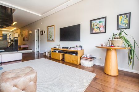 Casa de condomínio à venda com 350m², 4 quartos e 4 vagas Casa de condomínio à venda com 350m², 4 quartos e 4 vagasSala de TV