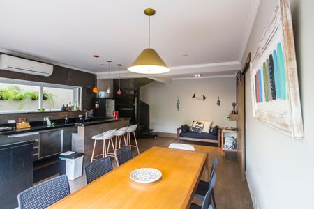 Casa de condomínio à venda com 350m², 4 quartos e 4 vagas Casa de condomínio à venda com 350m², 4 quartos e 4 vagasÁrea gourmet