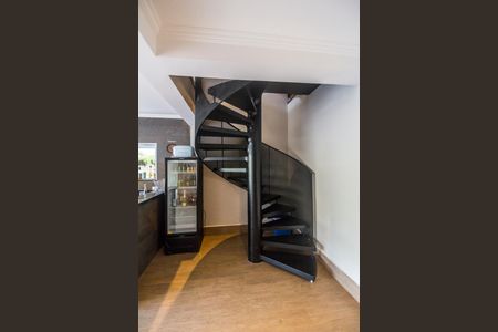 Casa de condomínio à venda com 350m², 4 quartos e 4 vagas Casa de condomínio à venda com 350m², 4 quartos e 4 vagasEscada