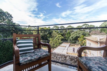 Casa de condomínio à venda com 350m², 4 quartos e 4 vagas Casa de condomínio à venda com 350m², 4 quartos e 4 vagasVaranda