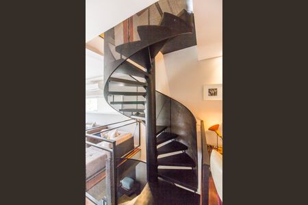 Casa de condomínio à venda com 350m², 4 quartos e 4 vagas Casa de condomínio à venda com 350m², 4 quartos e 4 vagasEscada