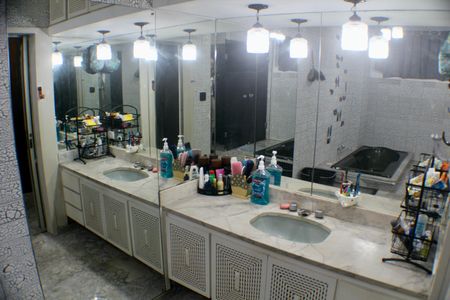 Apartamento à venda com 293m², 4 quartos e 2 vagas Apartamento à venda com 293m², 4 quartos e 2 vagasBanheiro Suíte